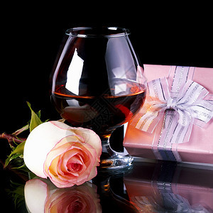 玻璃和玫瑰和礼品盒酒精和鲜花和礼物玻璃与饮料和一朵粉红色图片