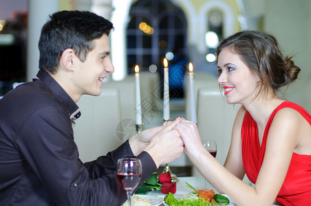 年轻快乐的情侣浪漫约会在餐厅喝红酒庆祝情人节图片