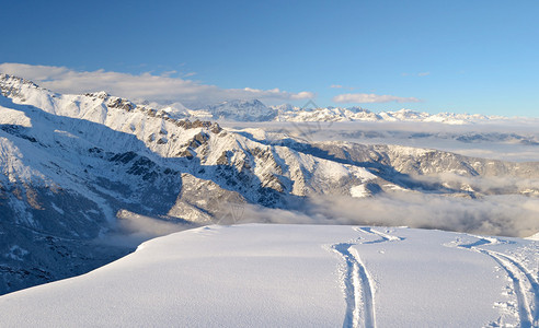 意大利阿尔卑斯山雄伟的高山风景中的滑雪旅游道图片