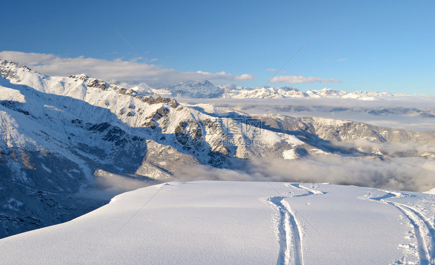 意大利阿尔卑斯山雄伟的高山风景中的滑雪旅游道图片