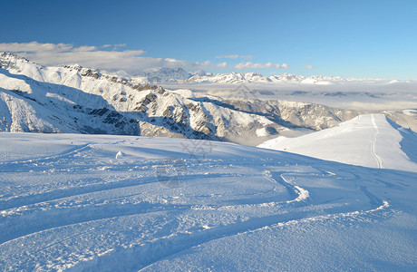 意大利阿尔卑斯山雄伟的高山风景中的滑雪旅游道图片