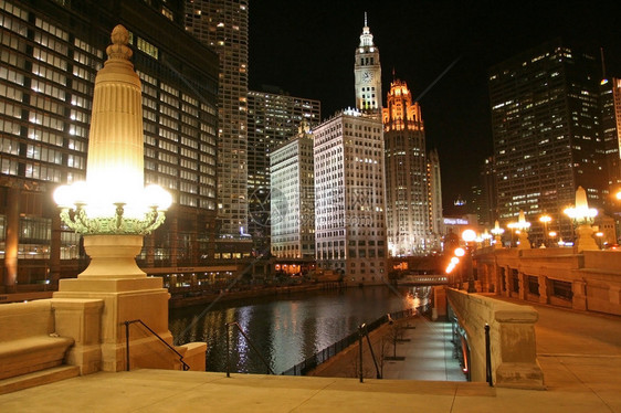 美国伊利诺伊州夜间芝加哥城市景观图片