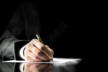 商人签署文件记笔完成问卷或写信图片