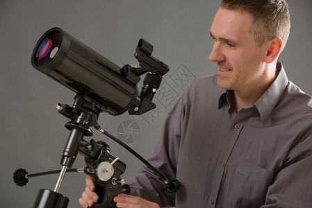 有天文望远镜的人图片