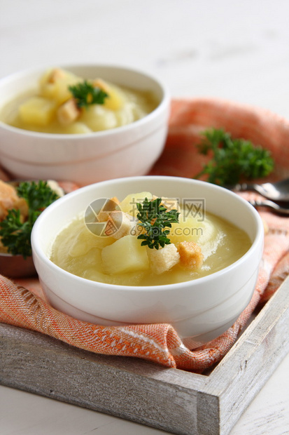 一碗奶油甜土豆汤和木盘图片