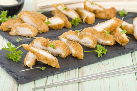 Wasabi鸡肉被烤的和深炸的鸡片配图片