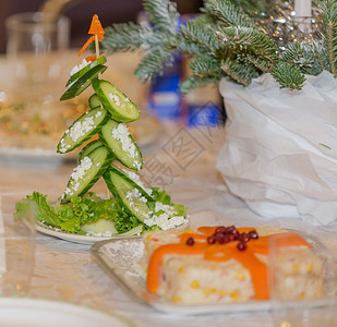 圣诞前夕的零碎食物餐桌装饰着绿色黄瓜图片