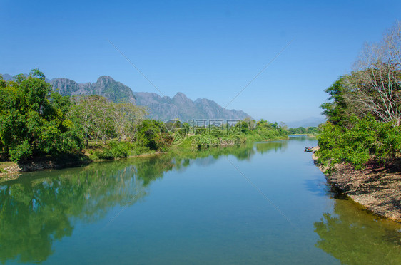 老挝万荣南宋河边的宁静景观图片