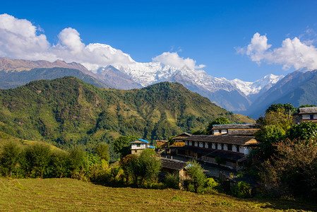 Ghandruk村Annapurna南部和背景的Hiunchul图片