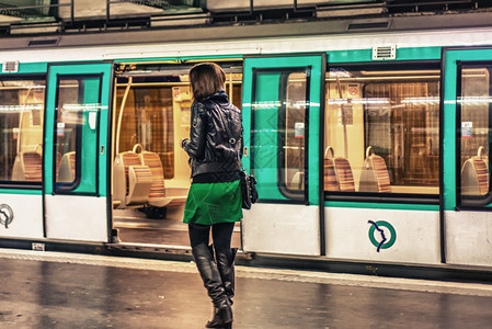 在巴黎地铁等车的女人图片