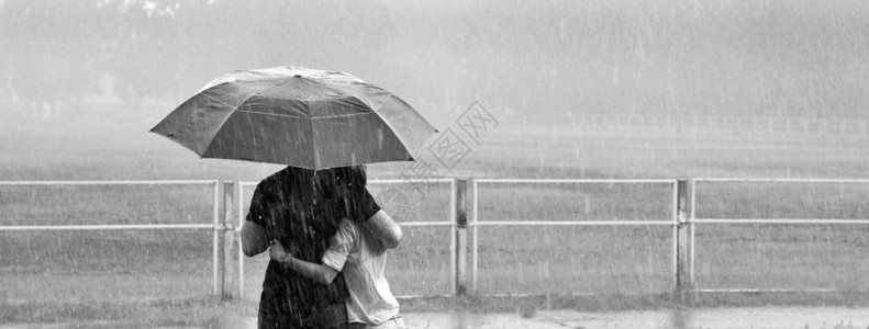雨中伞下的男人和女人图片