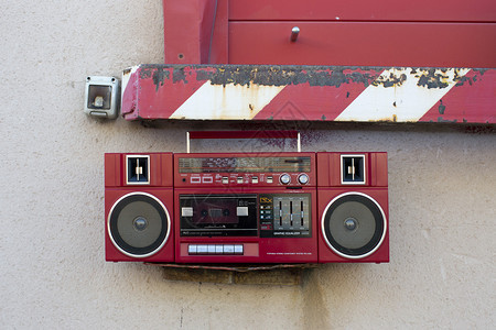 坐在外面墙上的老式晶体管收音机背景图片