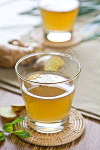 玻璃烧杯中的姜汁饮料图片