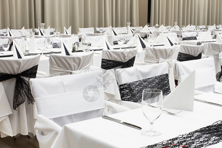 豪华婚宴餐桌布置黑白装饰图片