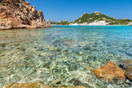 撒丁岛马达莱纳群岛卡拉科萨拉湾清澈碧绿的海水图片