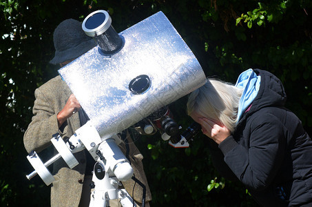 人们在2014日通过太阳望远镜看它是用于观察太阳的专用望远镜图片