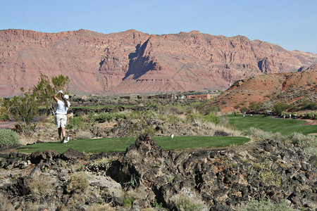 在沙漠中打高尔夫球图片