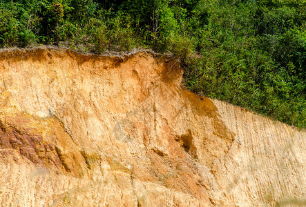 土壤层前装载机剥离了小山的所有侧面图片素材