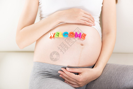 欢迎信写在怀孕的肚子上背景图片
