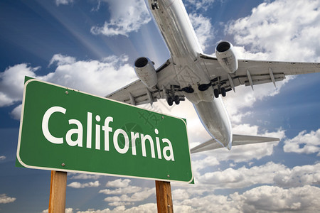 加州绿色路标和上空的中飞机与戏剧蓝图片