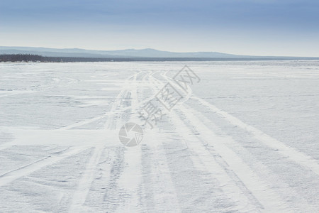 穿过冬湖的雪路图片