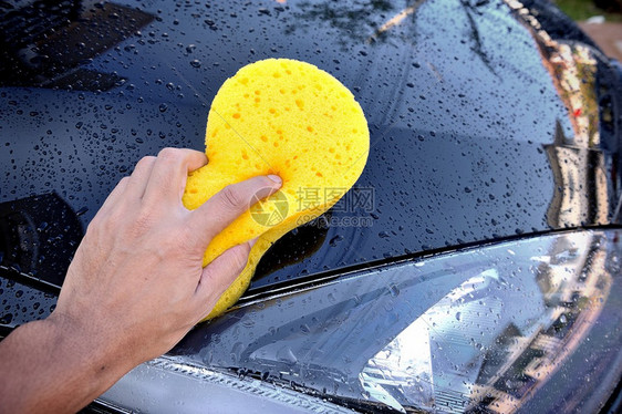 那个用黄色海绵洗车的人图片