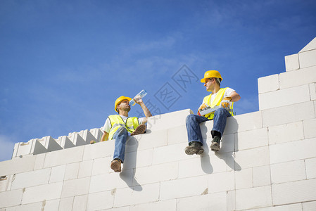 建筑商正在建造房屋图片