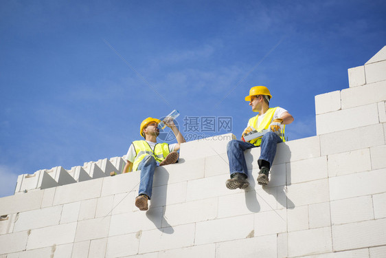 建筑商正在建造房屋图片