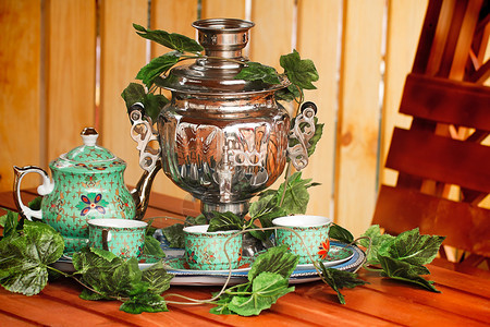美丽的大茶杯子和水壶站在桌子上等图片