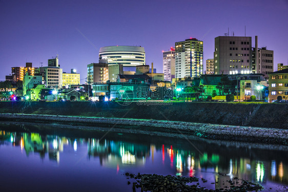 日本冈山市朝日河上的城市景观图片