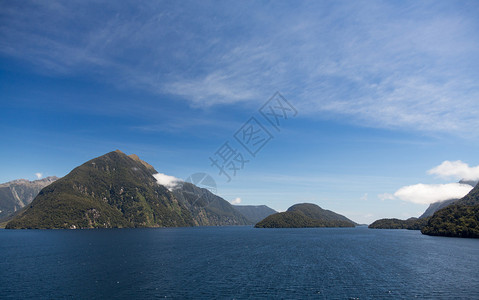乘一艘游轮驶入新西兰南岛令人怀疑的音响号航行图片