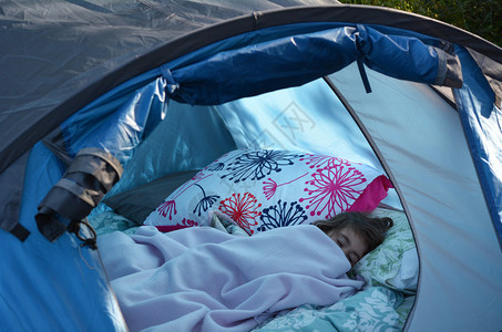 一个女孩在露营帐篷里过夜图片