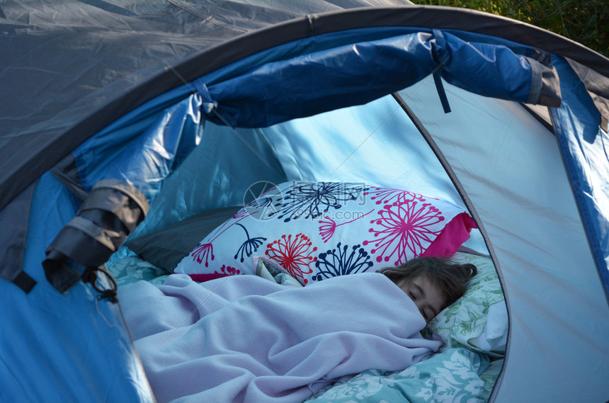 一个女孩在露营帐篷里过夜图片