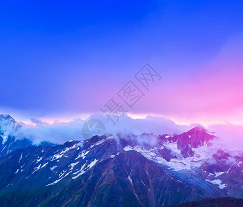 暴风雨前的山谷美丽的风景图片