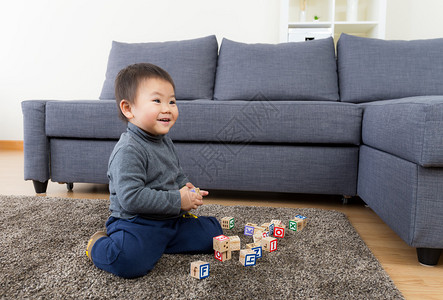 亚洲小男孩玩具积木图片