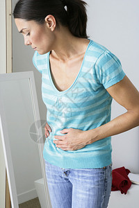 女腹痛图片