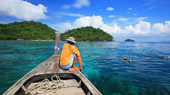 在泰国素林群岛公园的透明水晶海和马曼海中看到珊图片