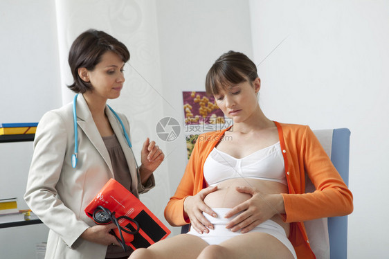 咨询中的孕妇图片