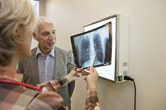 肺病学老人胸部X光片图片