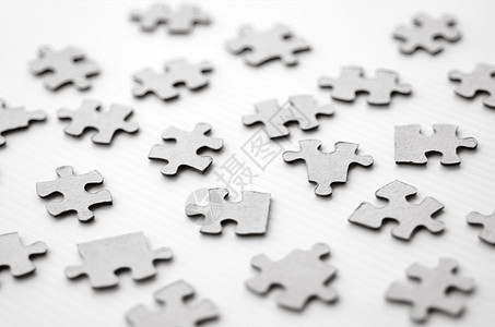 白色背景上孤立的碎片拼图玩具概念照片显示不和谐变化无秩序和混乱图片