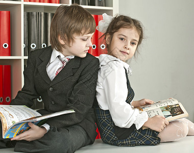 男孩和女孩坐在学校图片