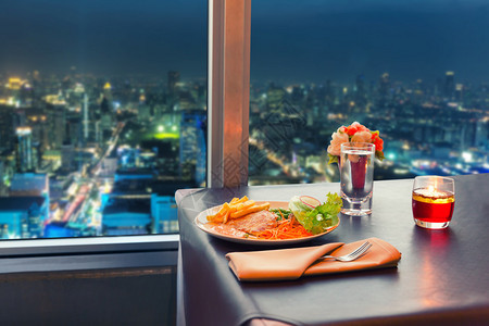 从餐厅的窗户看曼谷的夜景图片