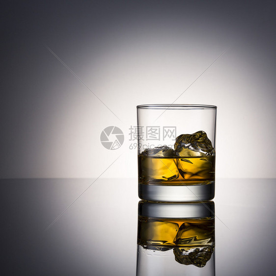 威士忌杯和冰块在苏格兰威士忌酒精波旁酒上喝图片