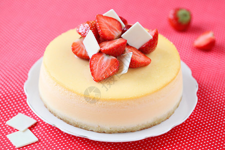 香草莓芝士蛋糕在白色的盘子图片