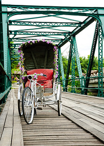 三轮泰式在泰国梅洪山派海的白河上桥的三轮图片