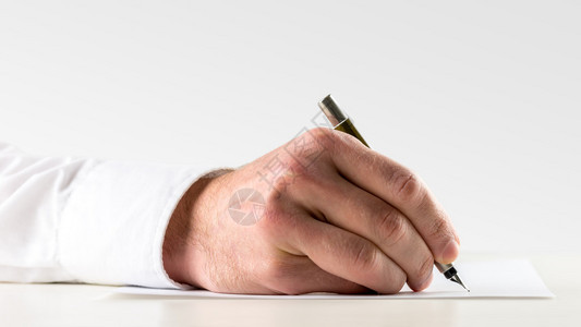 关闭一个人的手写在一张纸上用钢笔概念手写通信或签署协图片