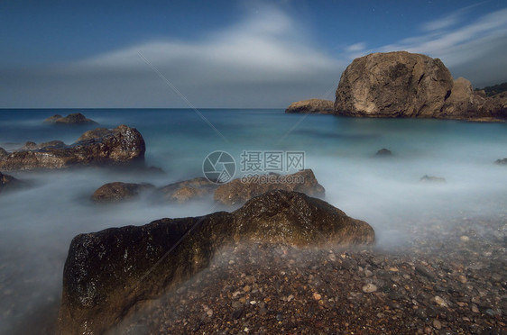 海景观与岩石和悬崖海边的月夜克里米亚图片