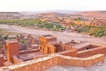 位于摩洛哥撒哈拉沙漠边缘的瓦尔扎特摩洛哥附近的强化城镇AitbenHaddou以其在许多电影中的场景而闻名图片