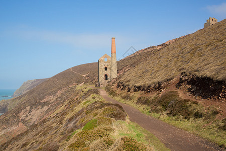 位于西南海岸道路上的圣艾格尼丝灯塔附近的英国格兰Cornwall海岸和旧锡矿图片