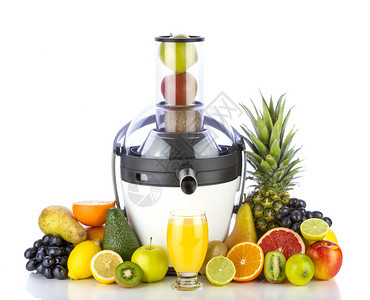 新鲜水果和玻璃与果汁在白色背景上的白色榨汁机附近健背景图片